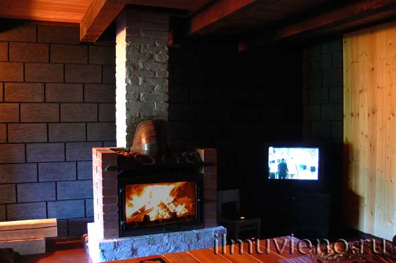 камин в гостевом доме в Карелии
