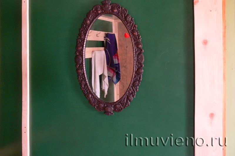 зеркало в комнате отдыха в бане
