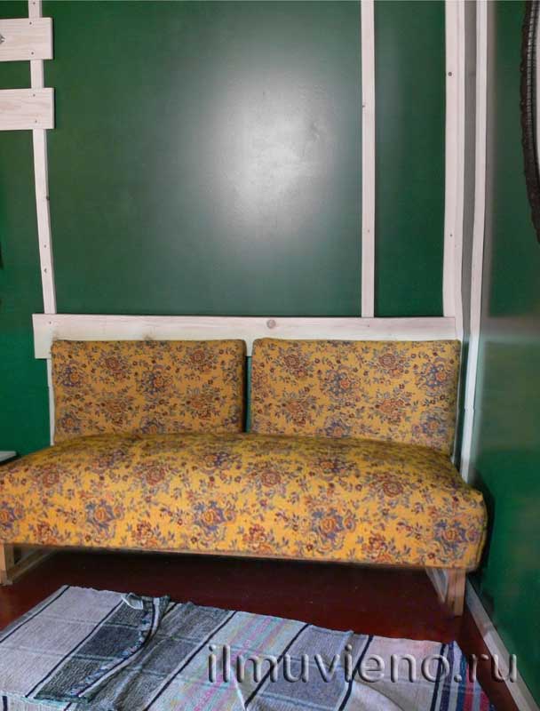 диван в комнате отдыха в бане