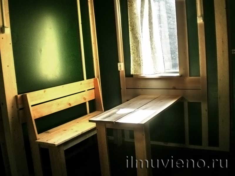 стол в комнате отдыха в бане